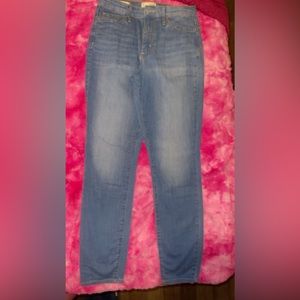 This a pair of jeans from Target, size 6/28R and it’s a medium light wash blue.